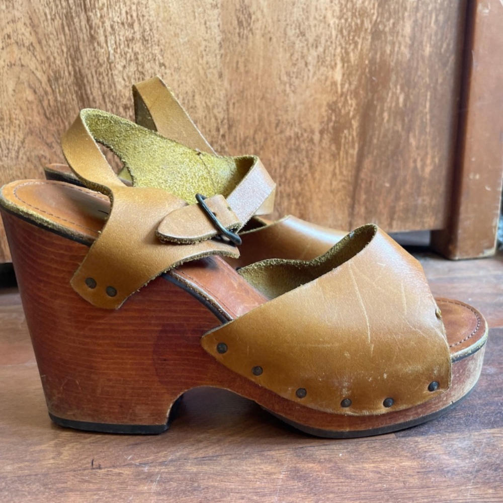1970s wood and leather true vintage bare trap platform sandals. Size 7 Groovy
